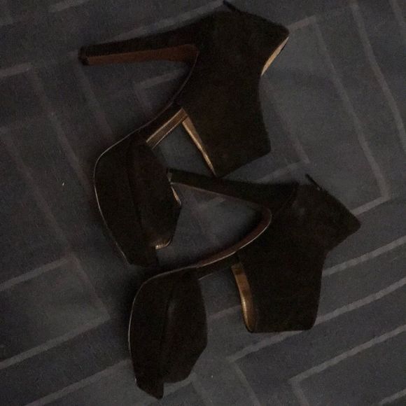Beautiful BCBG Paris black suede heels size 9 - Picture 2 of 3